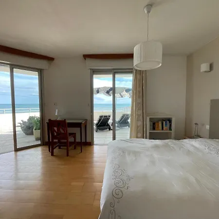 Sur La Plage, Front De Appartement *